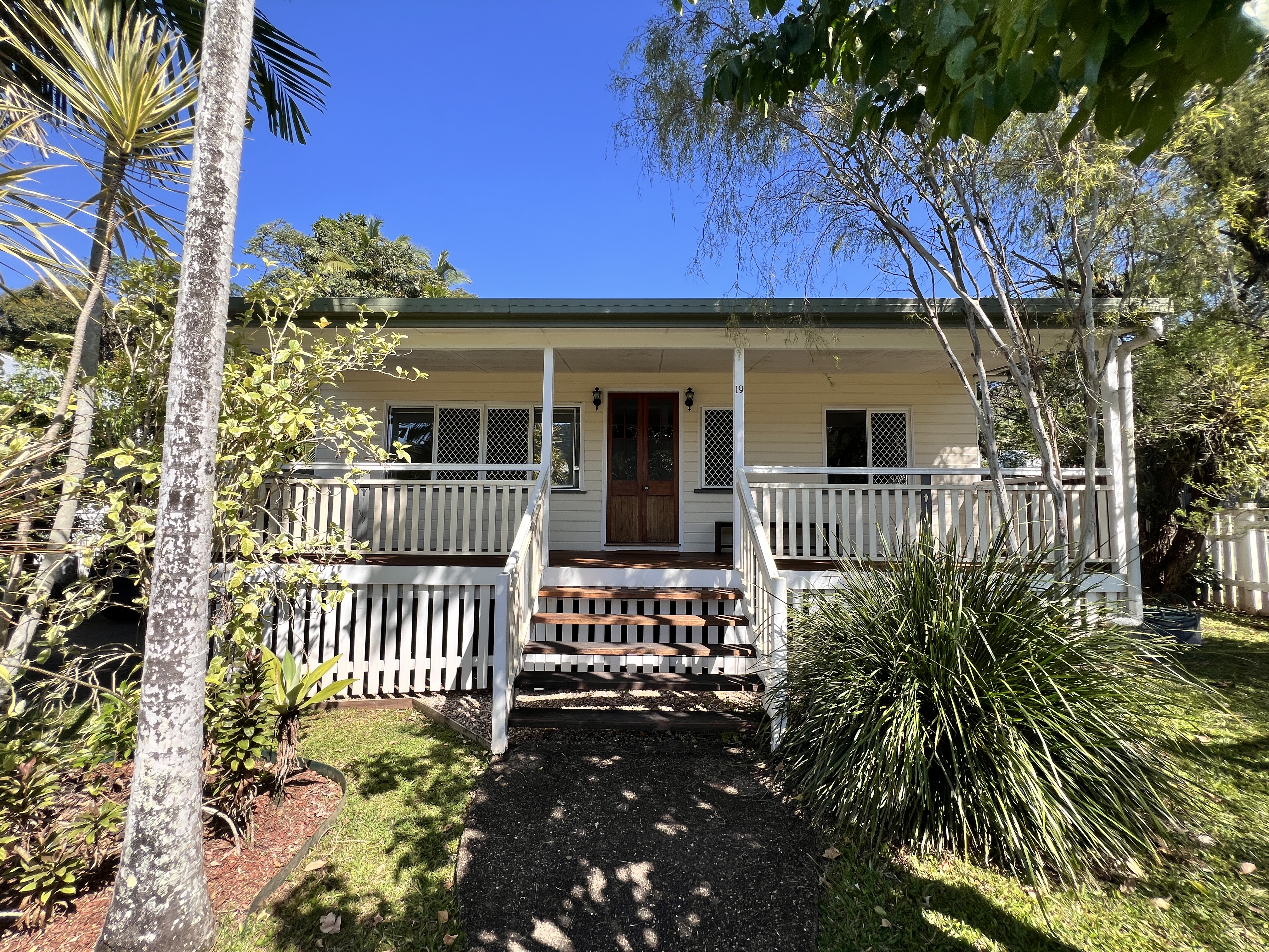 Furnished Spacious Family Home In Whitfield + Pool