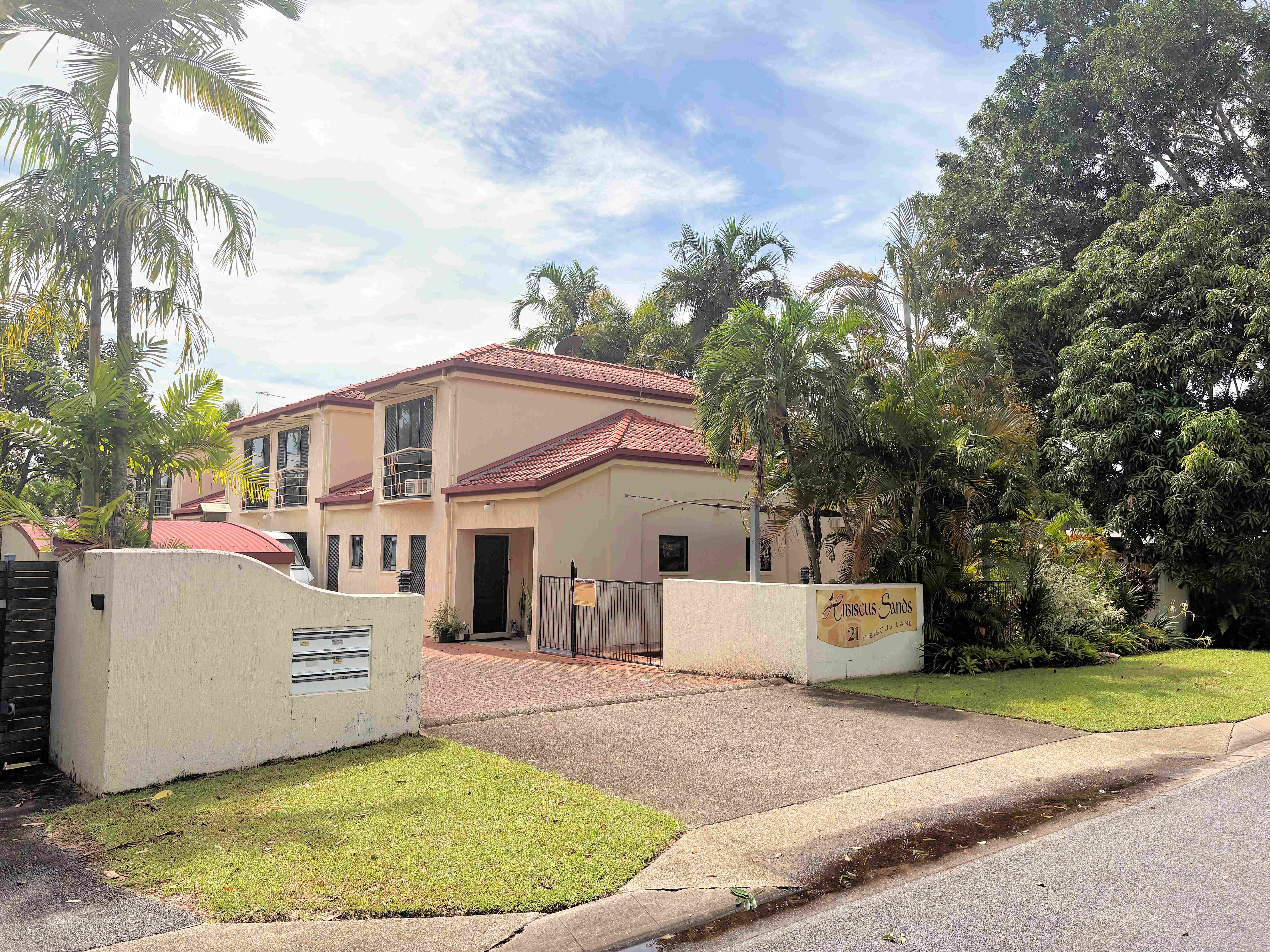 Coming Soon - Beachside Townhouse With Additional Lounge