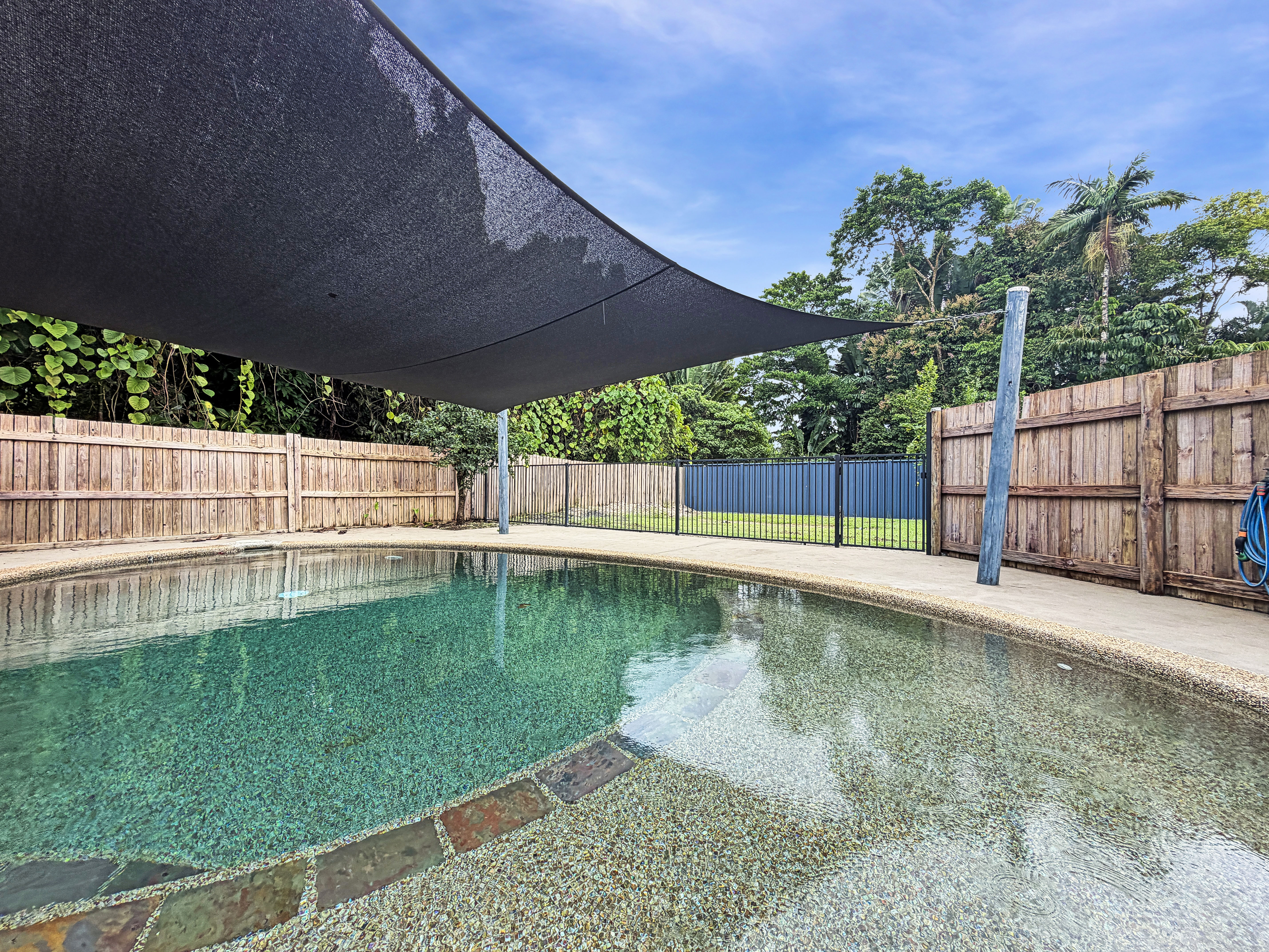 Family Home With Pool & Workshop